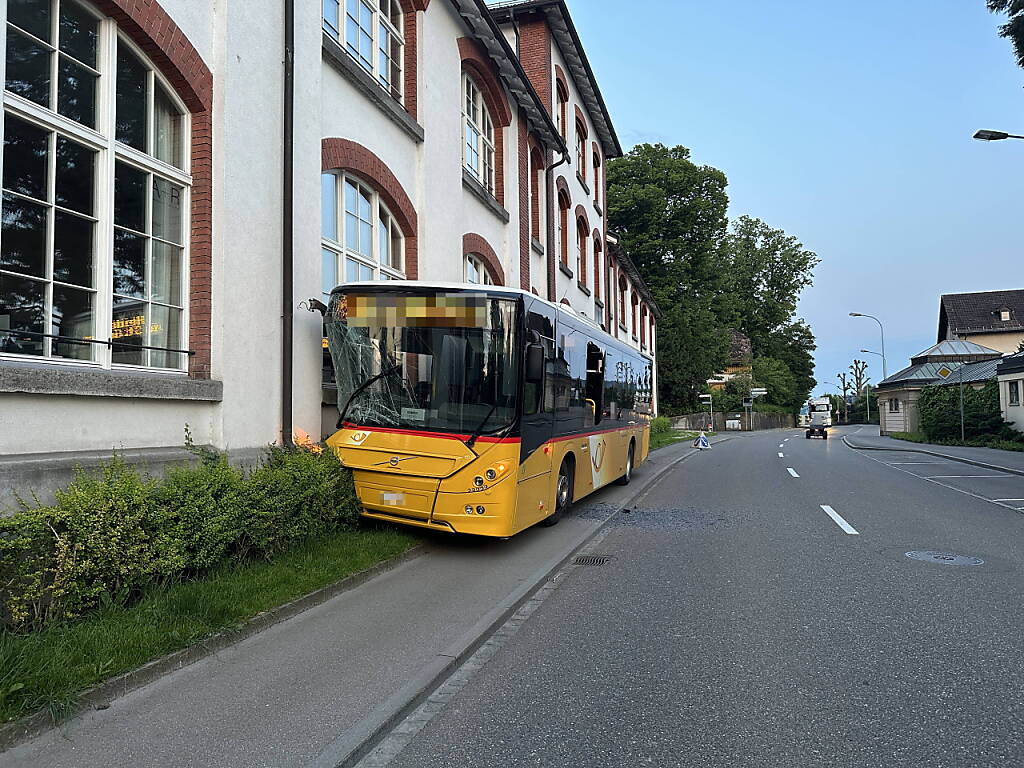 Fin de course d'un car postal contre une façade à St-Gall - RJB votre ...