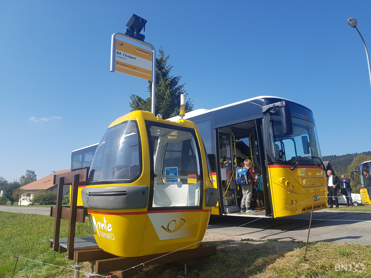 Car postal : la télécabine qui devient abribus à La Brévine - RTN votre ...